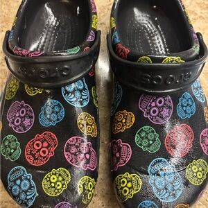 CROCS Multicolor Skull Design Clogs